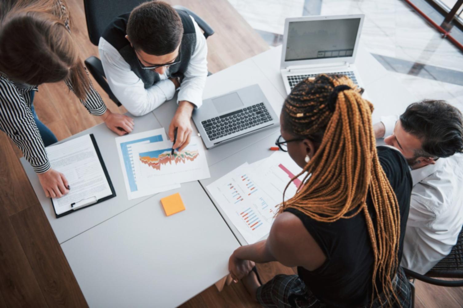 Teilnehmerin arbeitet an ihrem persönlichen Budgetplan