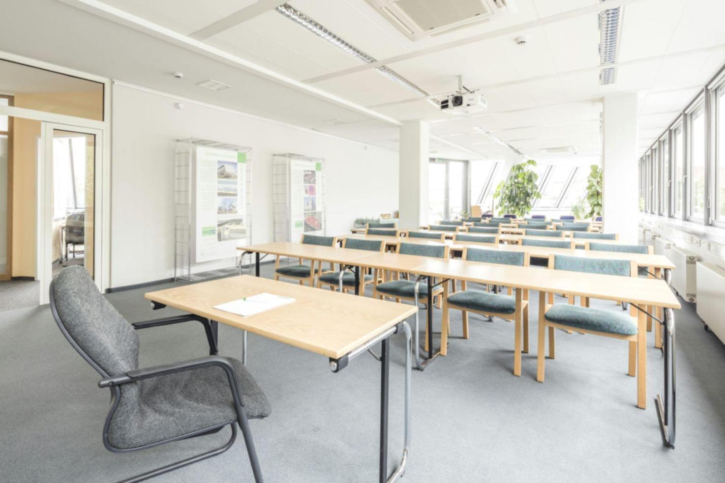 Finanzworkshop mit Teilnehmern, die gemeinsam an Budgetplänen arbeiten