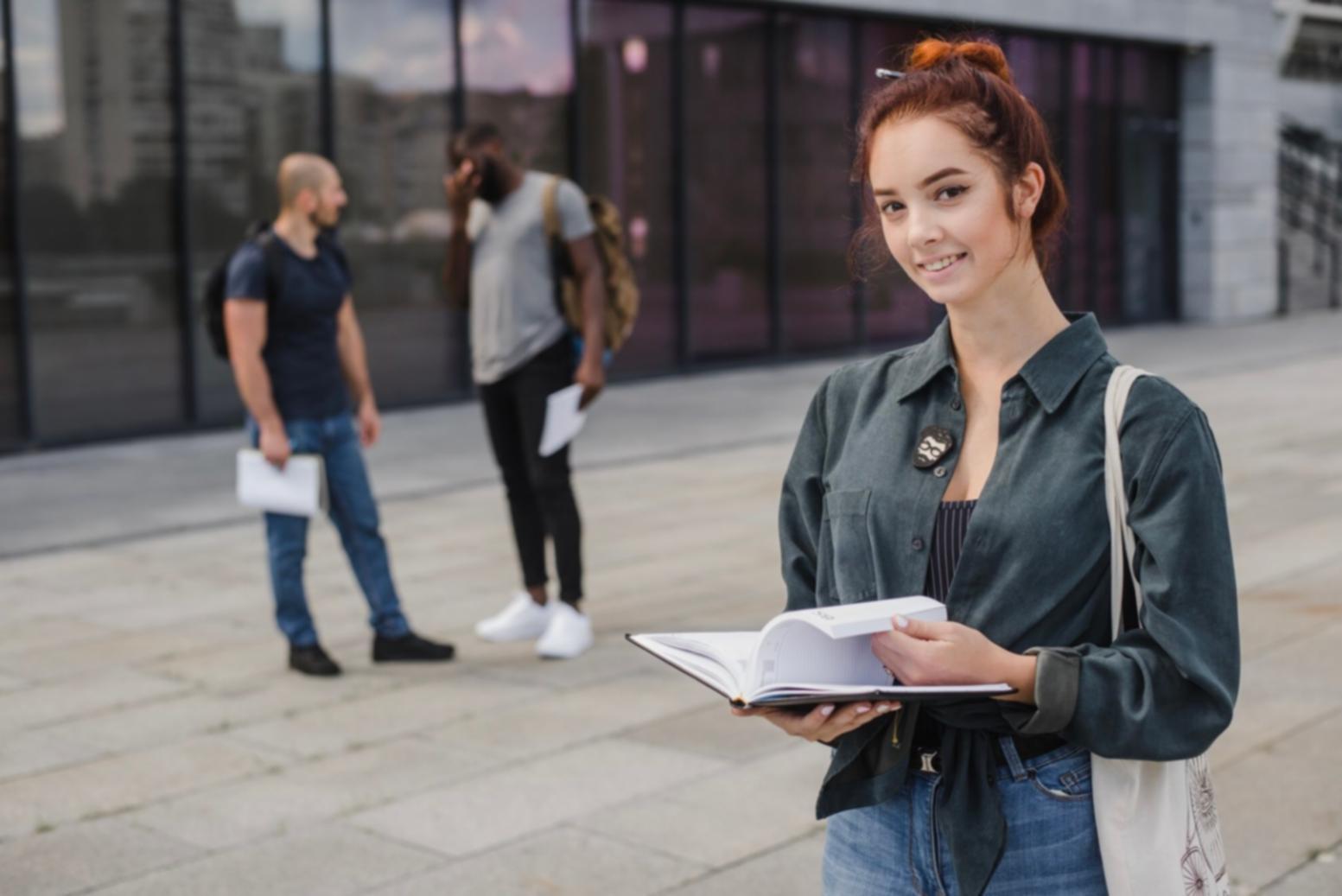 Person arbeitet konzentriert an Finanzplanung mit Taschenrechner und Unterlagen