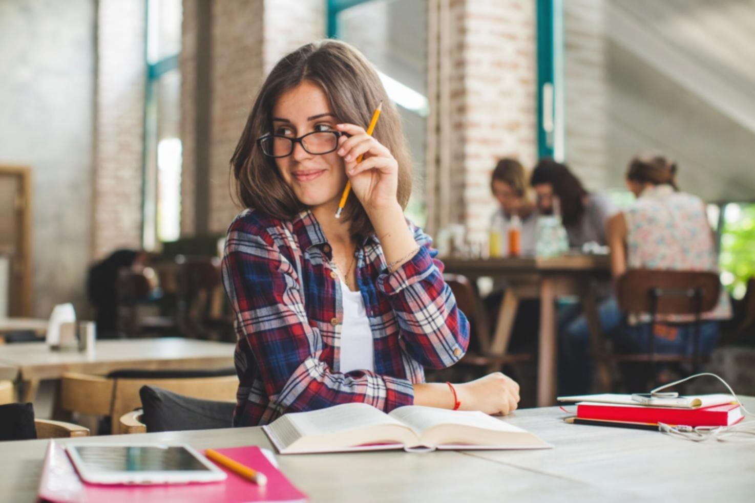 Interaktive Lernsituation während eines Online-Kurses mit engagierten Teilnehmern