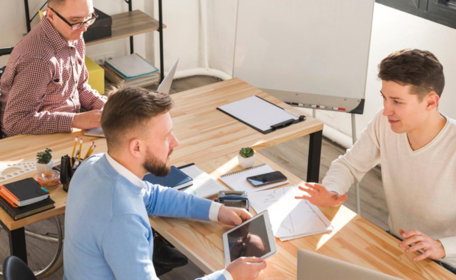 Gemütlicher Arbeitsbereich mit Notizen und Taschenrechner