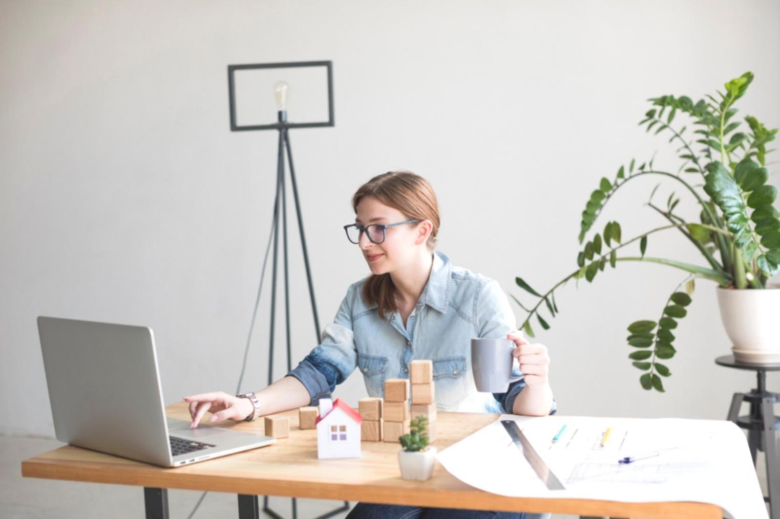 Mensch arbeitet konzentriert an Finanzplanung