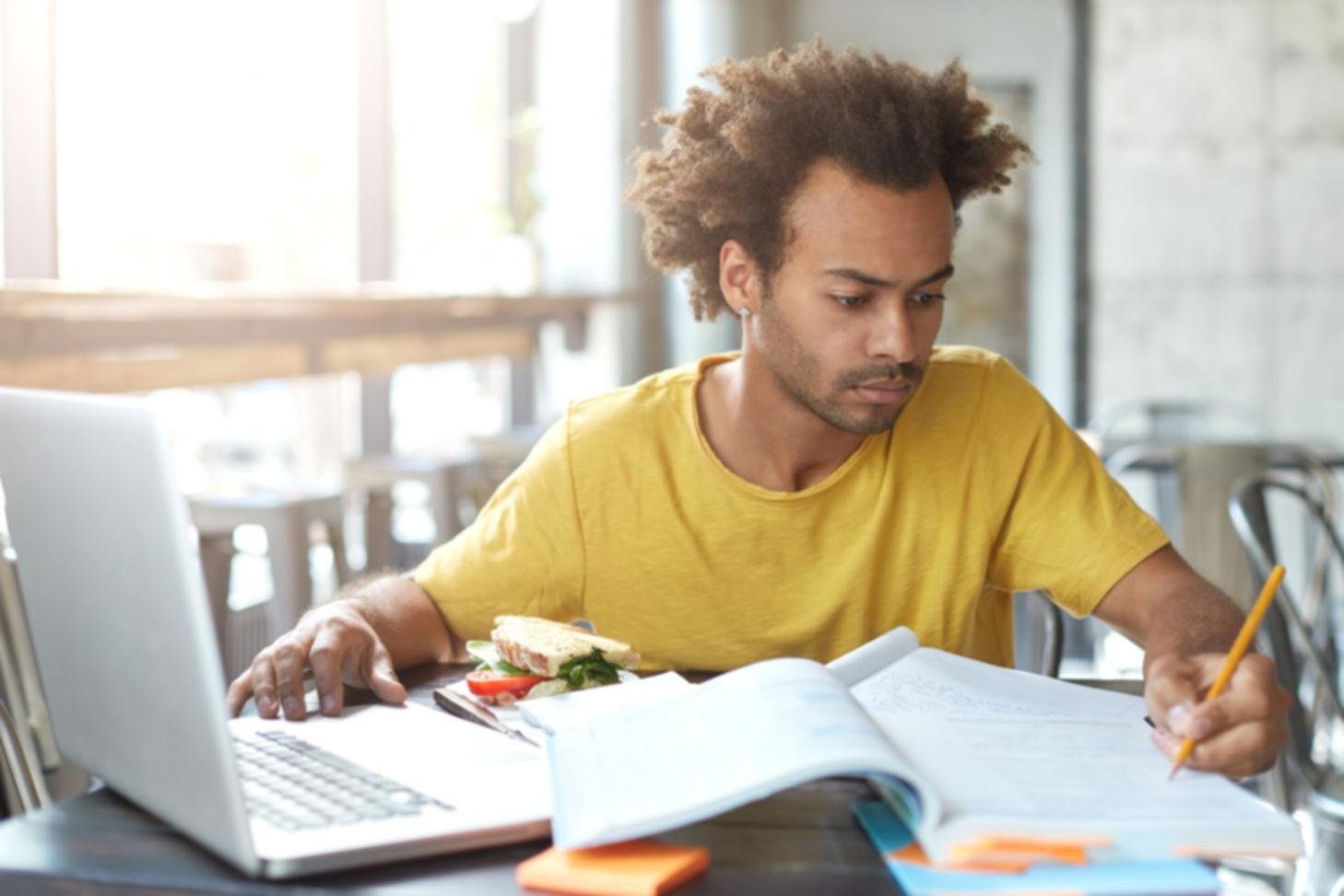 Übersichtliche Finanzunterlagen und Notizen