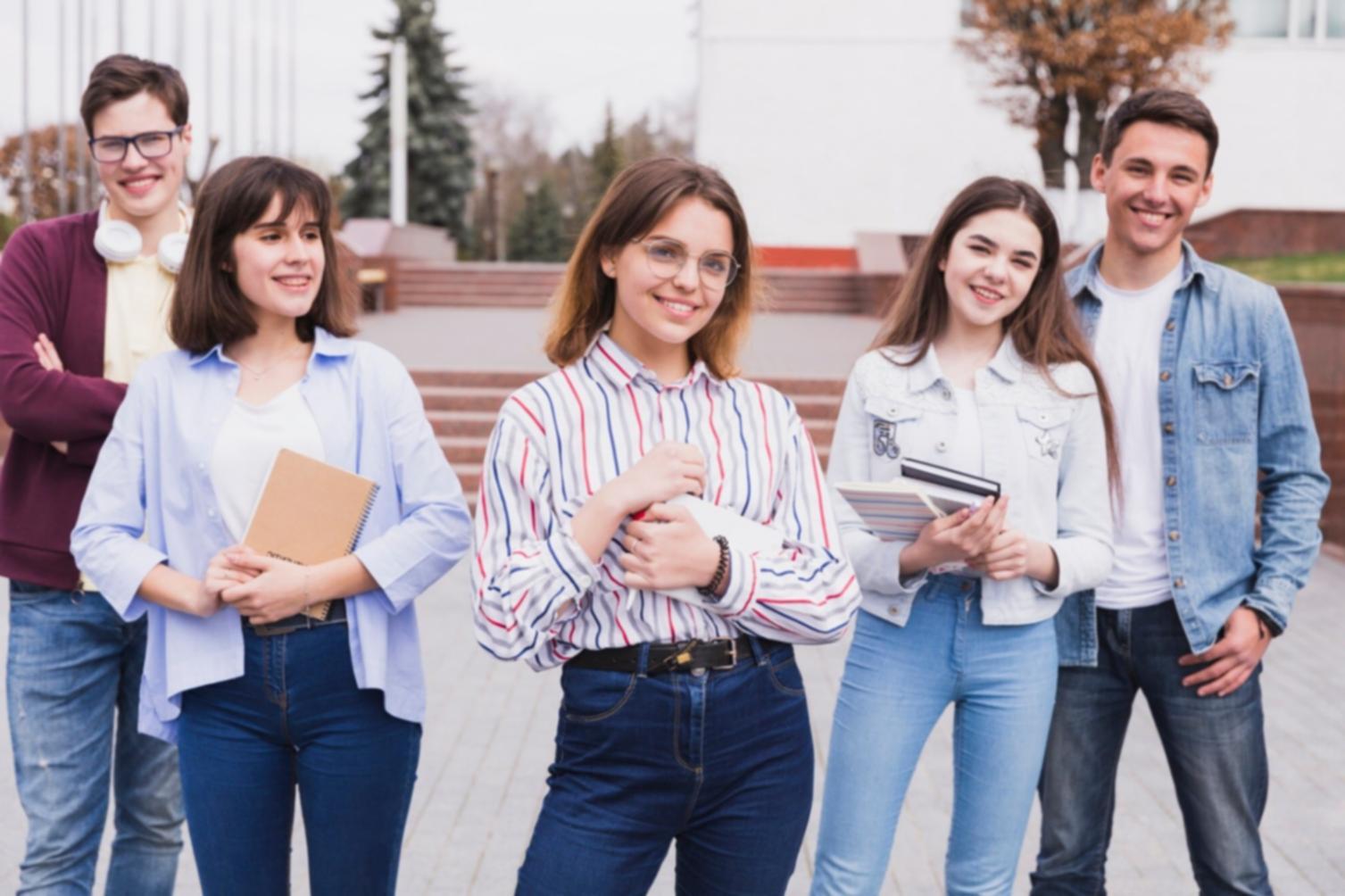Person plant Budget mit Stift und Papier
